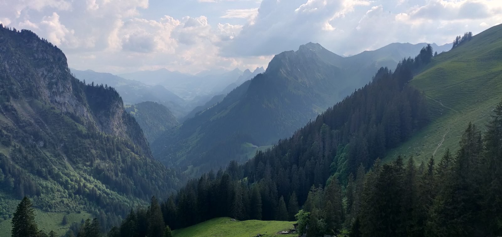 Berglandschaft mit Steinmännchen